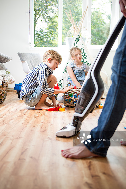 孩子们帮助妈妈打扫卫生图片素材