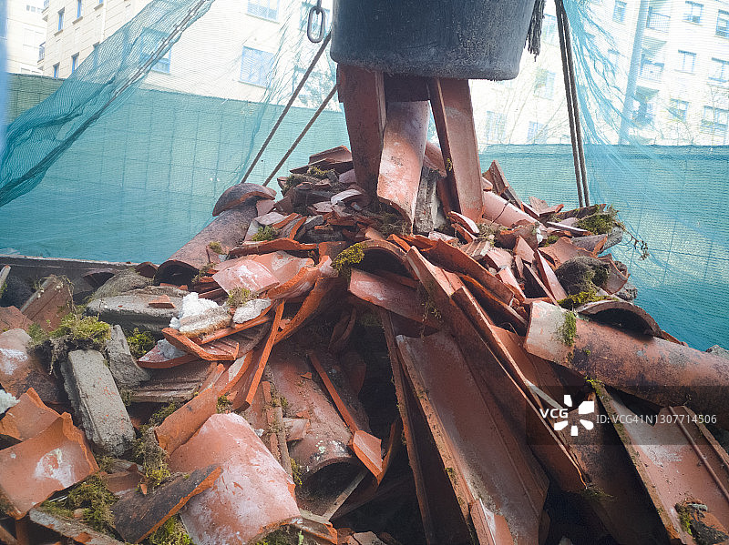 杂草丛生的破损屋顶瓦片图片素材