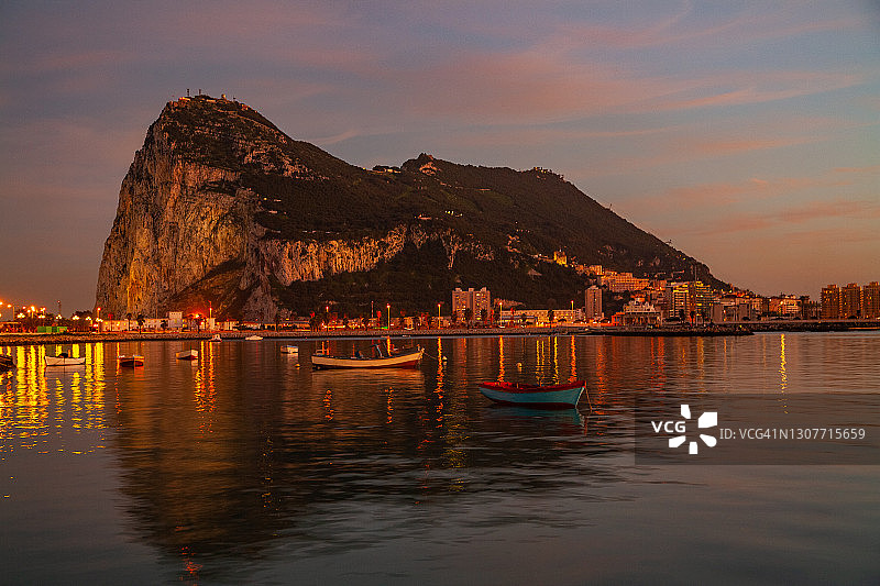夜晚的直布罗陀岩石图片素材