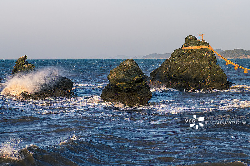 狂风中的滔天巨浪图片素材