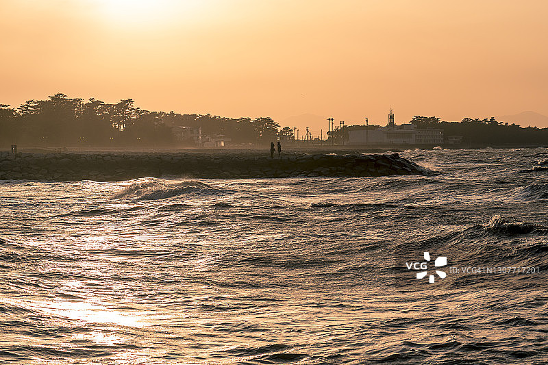多风的日落海滩图片素材
