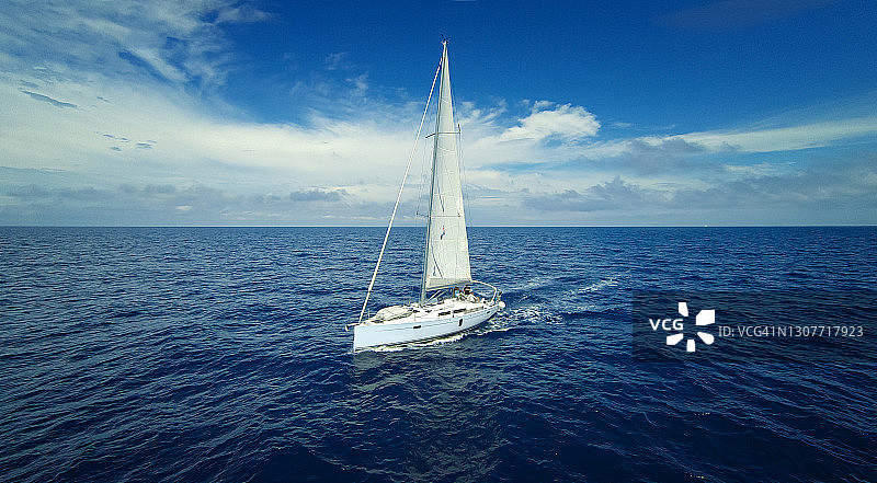 无人机视角的帆船航行图片素材