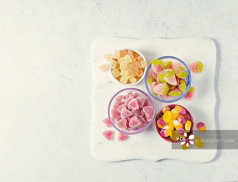 碗中五彩缤纷的软糖图片素材