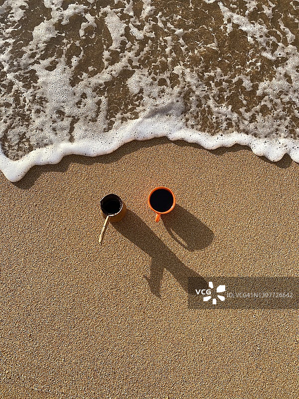 大西洋沙滩海岸上的咖啡图片素材