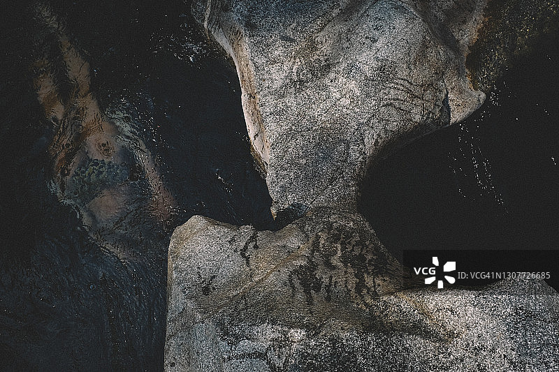 女子在黑色水域和石林中潜水图片素材