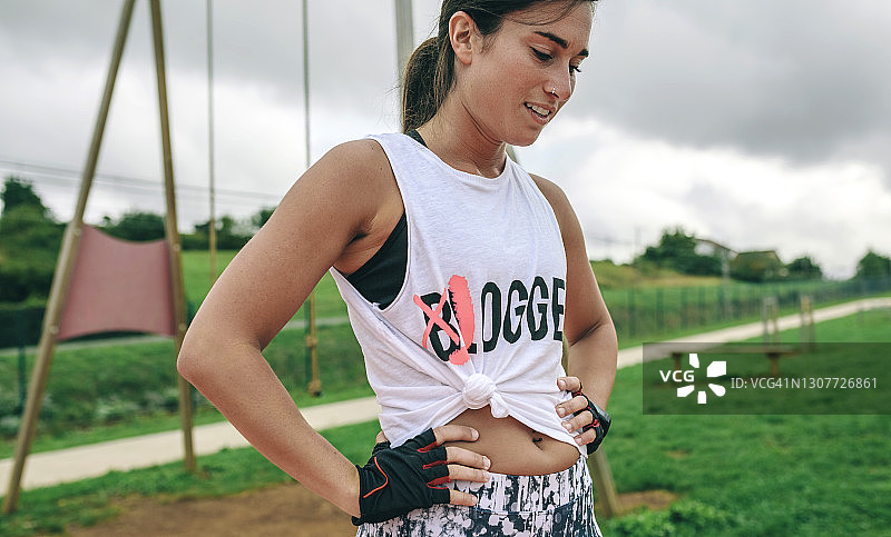 疲惫的女运动员，穿着打结的衬衫图片素材