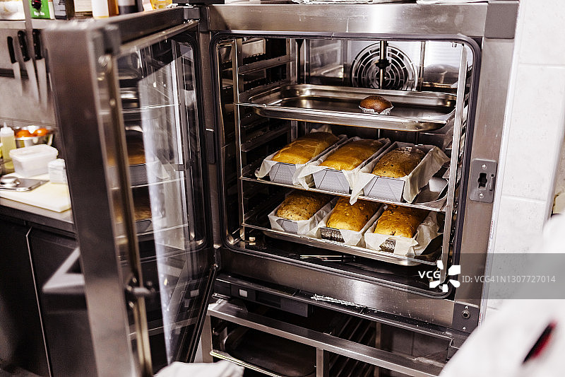 刚出炉的南瓜松饼和新鲜面包图片素材