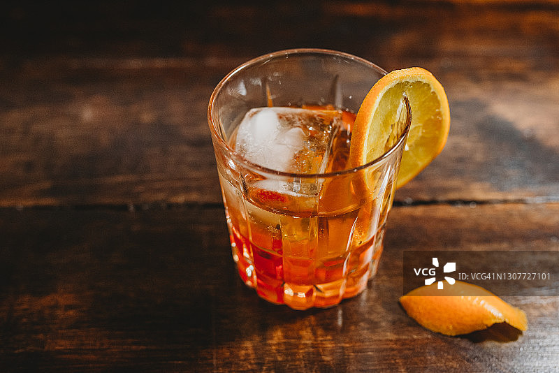 橙片装饰的古典鸡尾酒特写图片素材