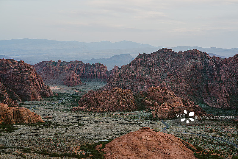 雪峡谷州立公园的红色岩石和蜿蜒道路图片素材