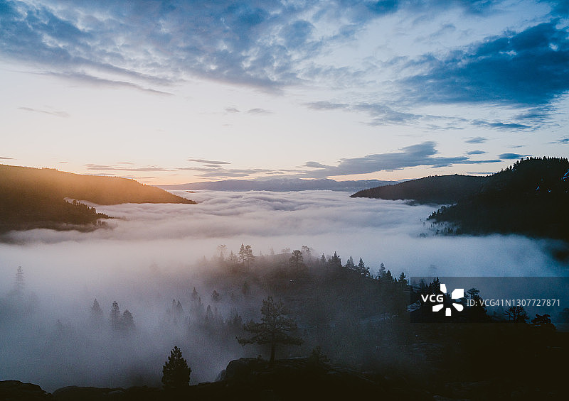 多纳山口的日出与清晨薄雾图片素材