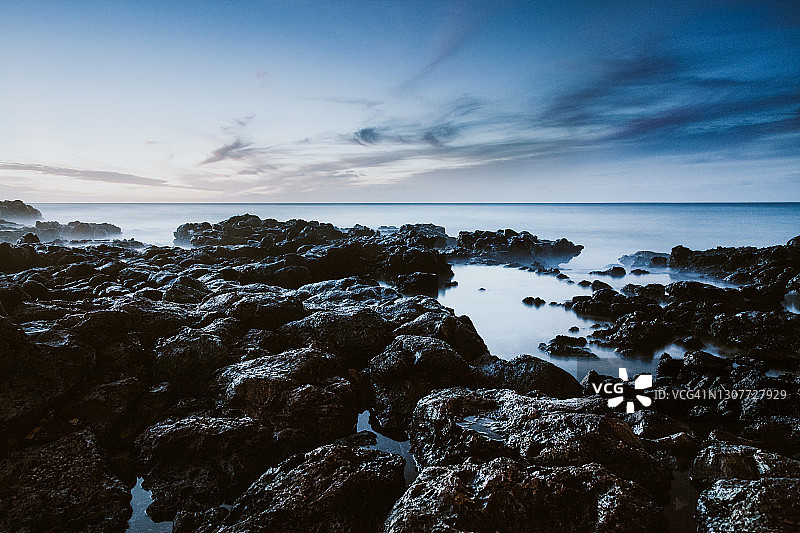 夏威夷黄昏时分的熔岩海岸线图片素材