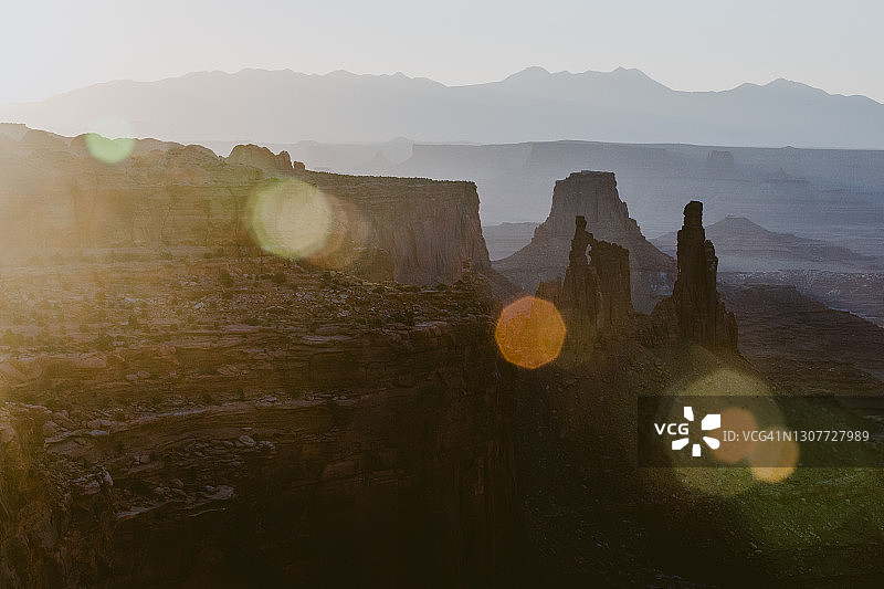 峡谷地国家公园梅萨拱门日出与镜头光晕图片素材