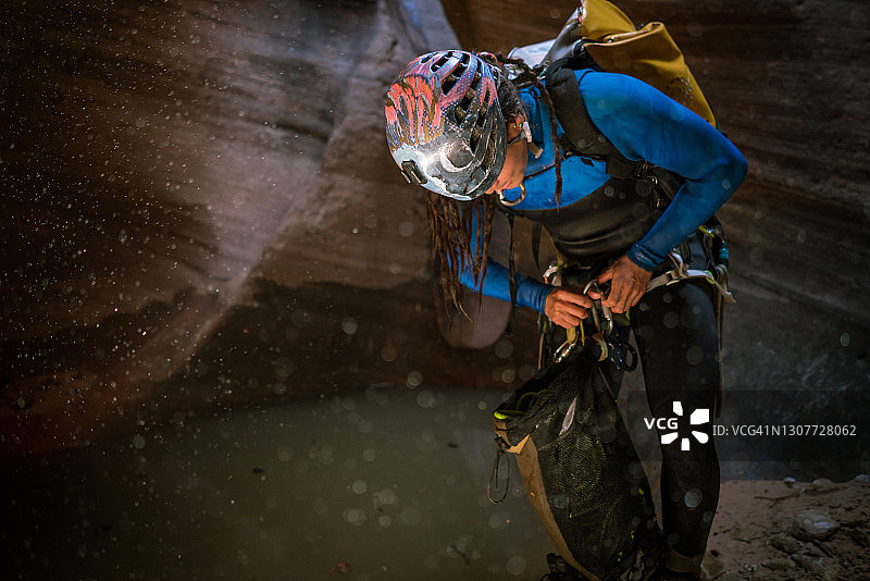 年轻人在空中扬尘中用铁锁攀岩图片素材