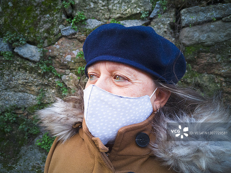 佩戴口罩的女人(新冠疫情)图片素材