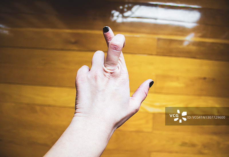 女人的手在地板上交叉手指图片素材