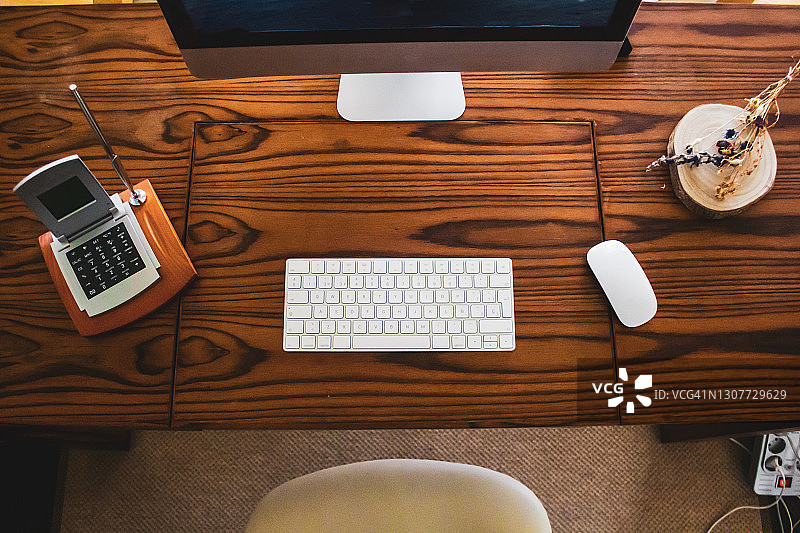 木桌上台式电脑鼠标键盘特写图片素材