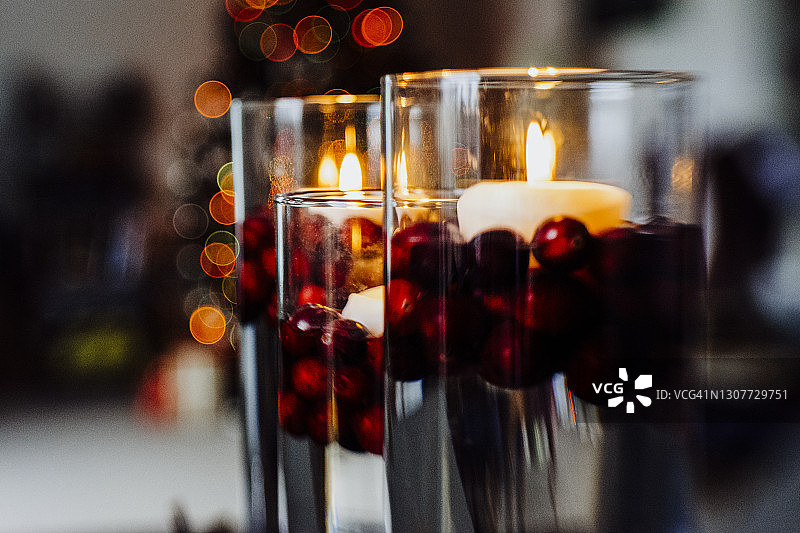 飓风玻璃花瓶中漂浮的蜡烛图片素材