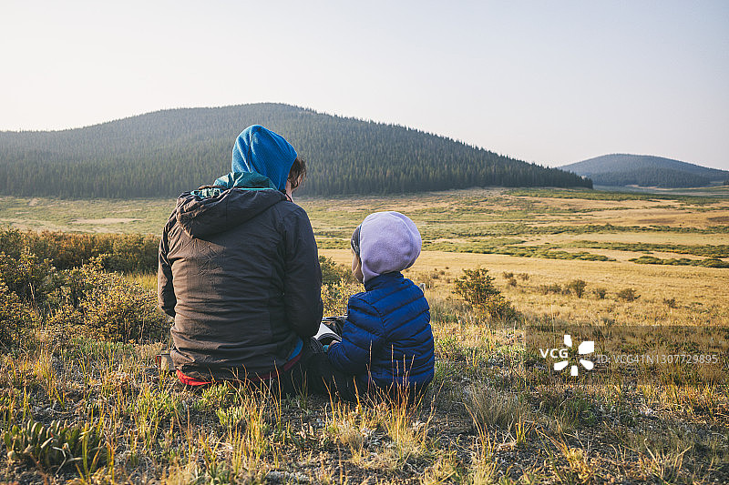 母亲和孩子在布法罗峰荒野区欣赏景色图片素材