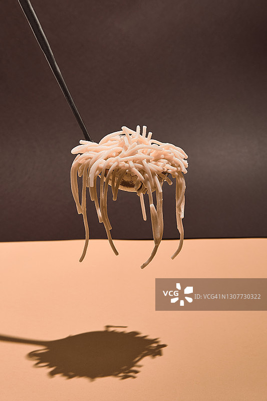 勺子上的面条图片素材