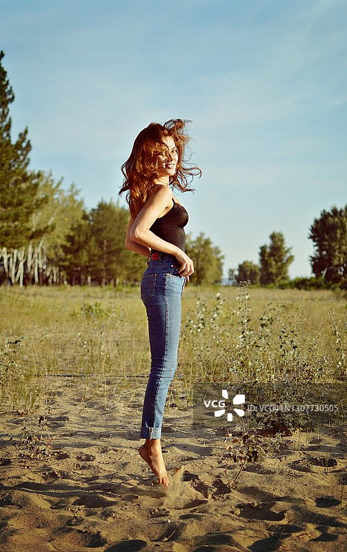 年轻女人在公园跳跃的特写镜头图片素材