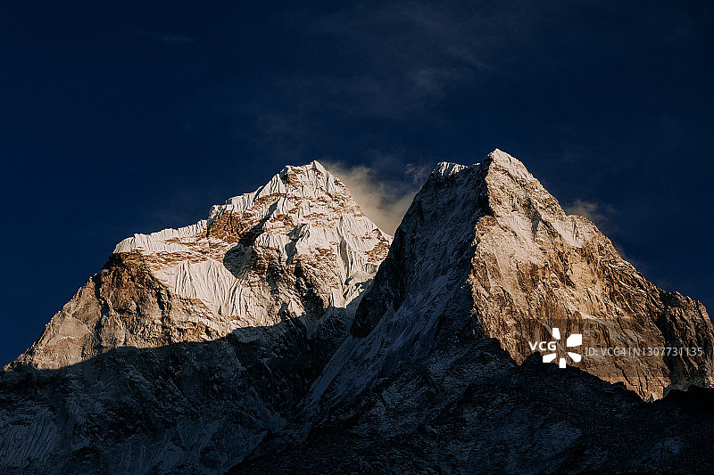 喜马拉雅山脉日落时分的雪山特写，尼泊尔图片素材