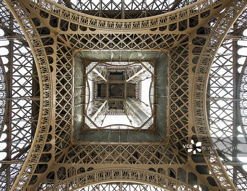 从下方仰望巴黎埃菲尔铁塔图片素材