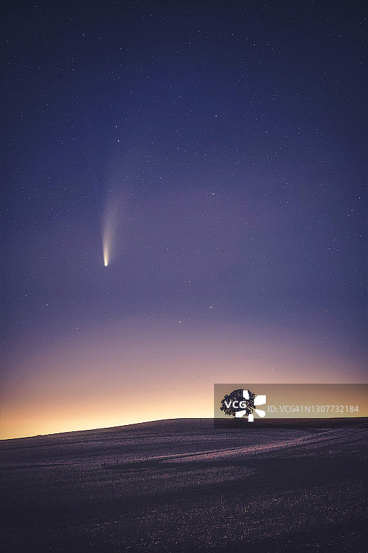 英格兰沃里克郡乡村夜景中的NEOWISE彗星图片素材