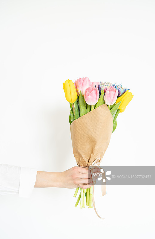 女人手拿一束彩色郁金香图片素材