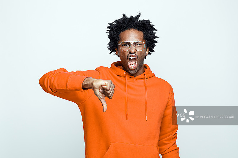 穿着橙色连帽衫的不高兴的男人图片素材