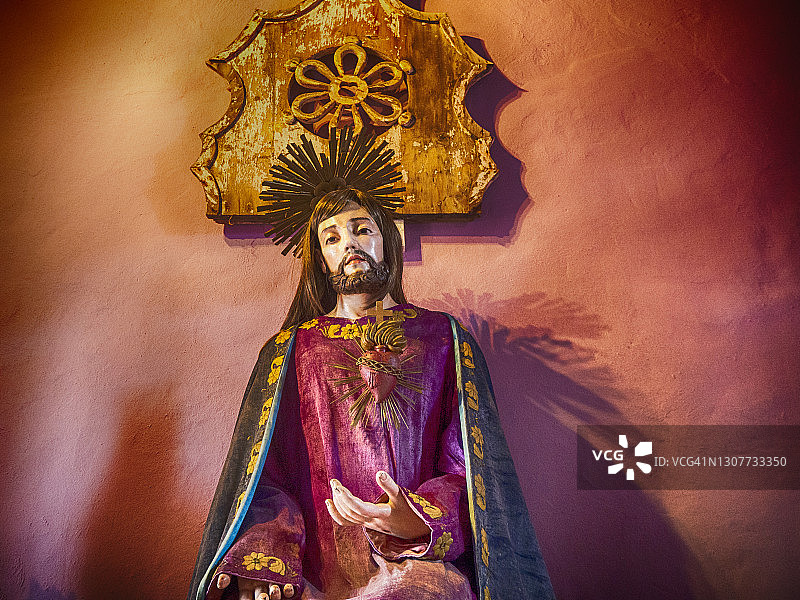 西班牙加那利群岛兰萨罗特岛教堂内的耶稣雕像图片素材