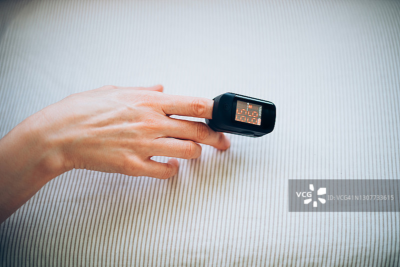 使用脉搏血氧仪测量血液中的氧饱和度图片素材