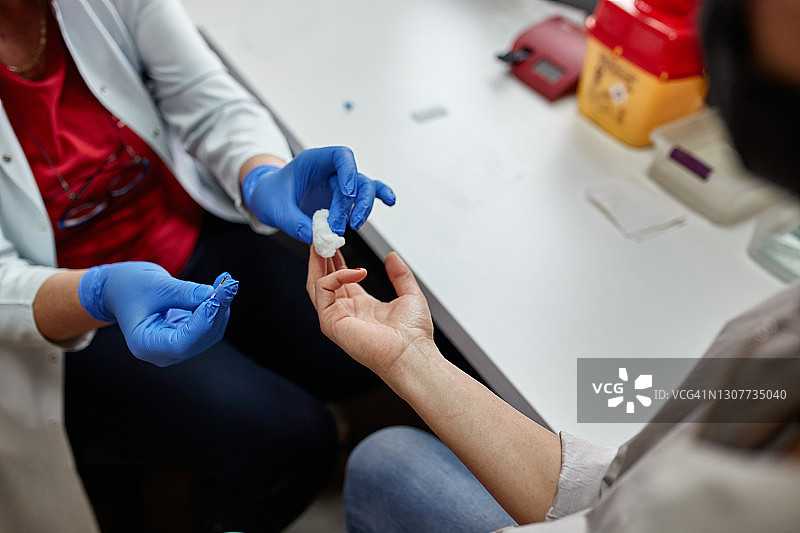 手指采血图片素材