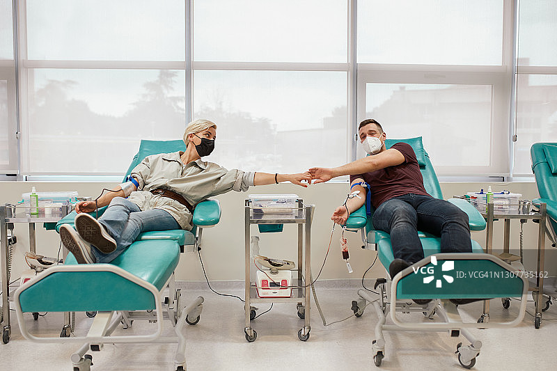 情侣一起献血图片素材