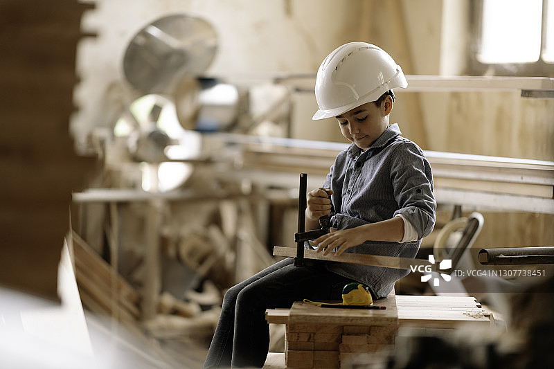 男孩制作木制玩具图片素材