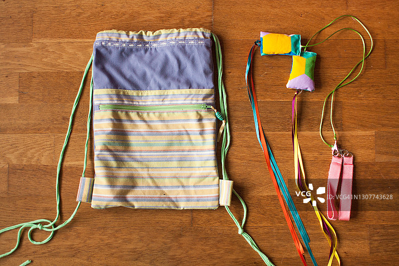 地板上的手工包和舞狮杂耍图片素材