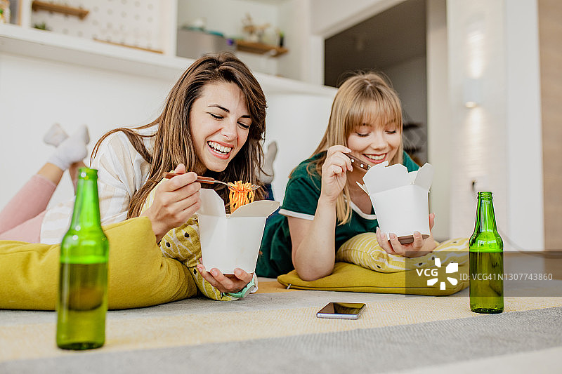 在家订餐和朋友聚会图片素材