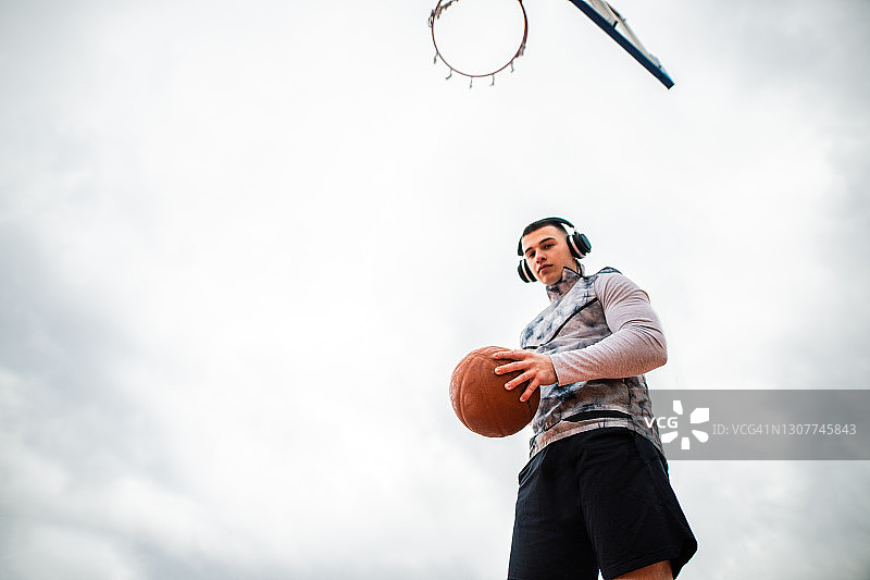 年轻篮球运动员的肖像图片素材