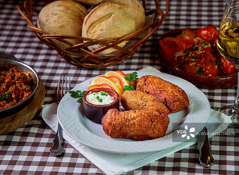 炸肉丸配鞑靼酱和柠檬片图片素材