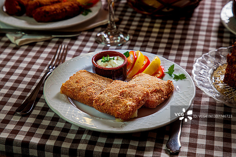 炸奶酪配塔 Tartar 酱和柠檬片图片素材