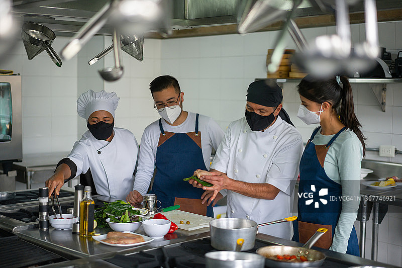 学生和厨师在烹饪课上戴口罩图片素材