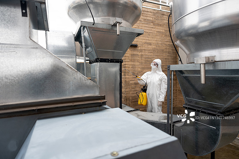 专业清洁工在工厂消毒通风口图片素材