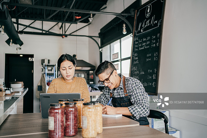 在工作中经营小店的店主图片素材