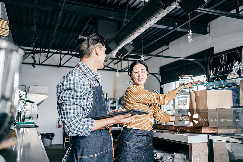 在工作中经营小店的店主图片素材