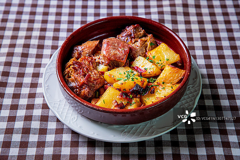 在巴尔干半岛，用传统方式烹制的小牛肉被称为Saç，并配以烤土豆图片素材