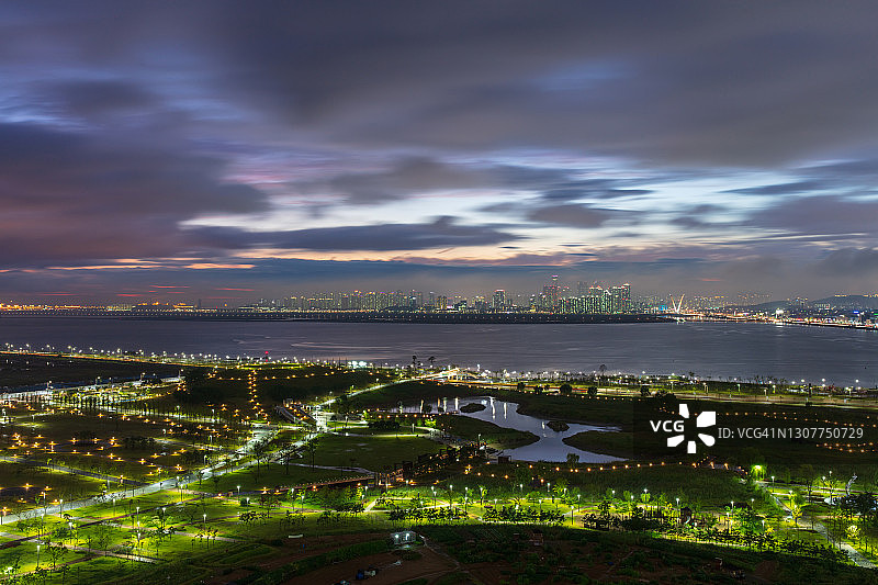 韩国始兴白鸽生命公园夜间鸟瞰图片素材