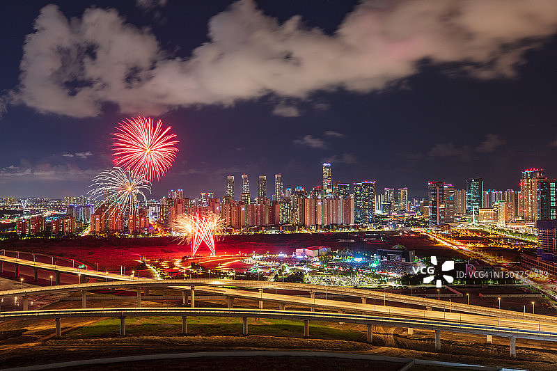 韩国仁川松岛国际城的烟花节图片素材