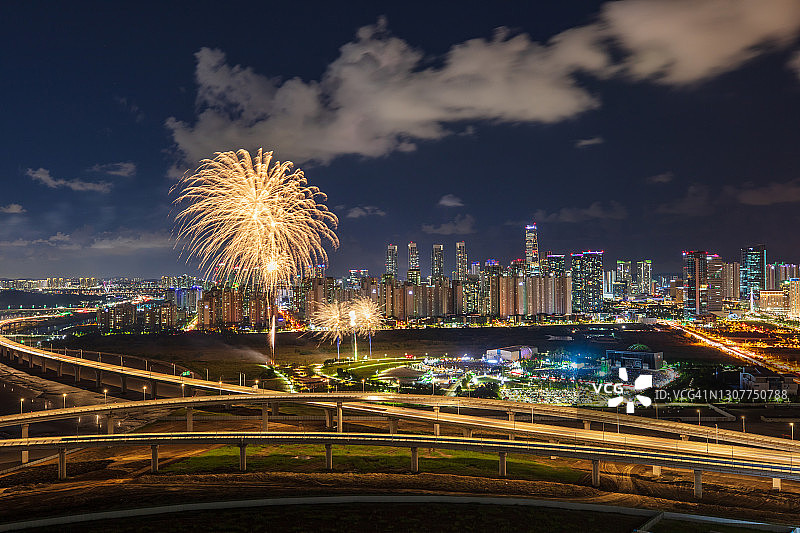韩国仁川松岛国际城的烟花节图片素材
