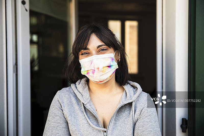 戴着外科口罩微笑的女人图片素材