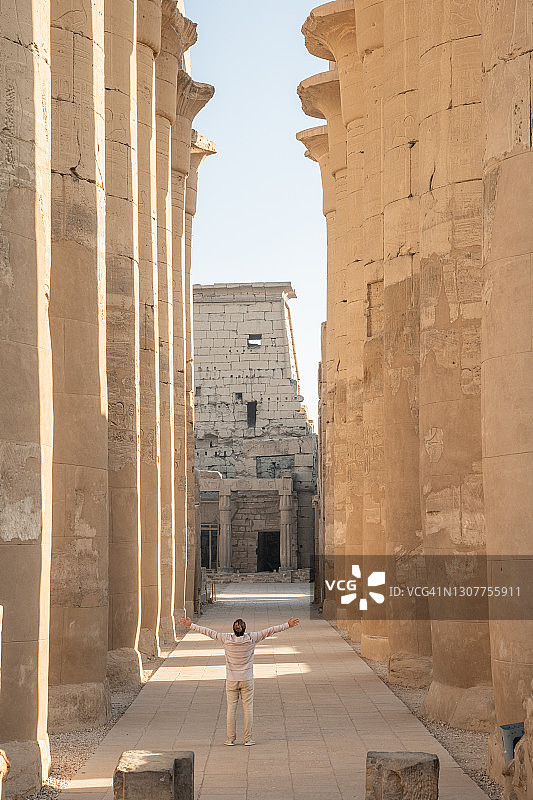 男子在埃及探索古庙图片素材
