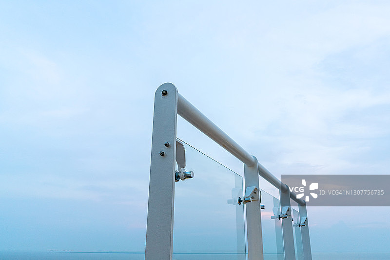 玻璃栏杆抽象画图片素材